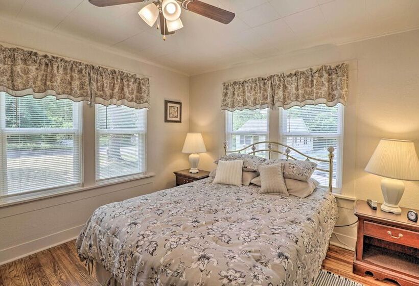 1/2 Mi To Oaklawn Casino: Hot Springs Getaway!