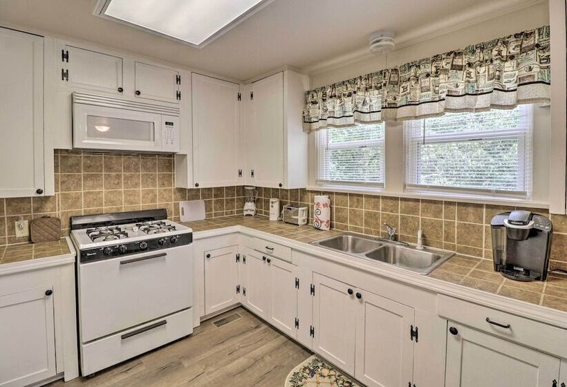 1/2 Mi To Oaklawn Casino: Hot Springs Getaway!