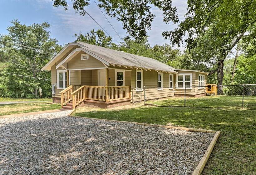 1/2 Mi To Oaklawn Casino: Hot Springs Getaway!