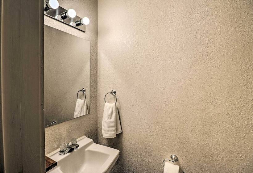 1/2 Mi To Oaklawn Casino: Hot Springs Getaway!