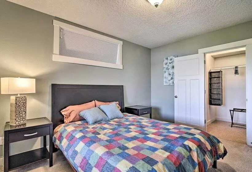 Incredible Oregon Retreat W/ Private Hot Tub!