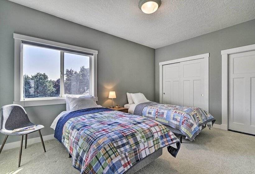 Incredible Oregon Retreat W/ Private Hot Tub!