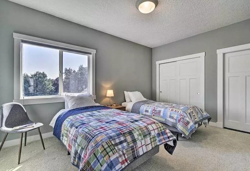 Incredible Oregon Retreat W/ Private Hot Tub!