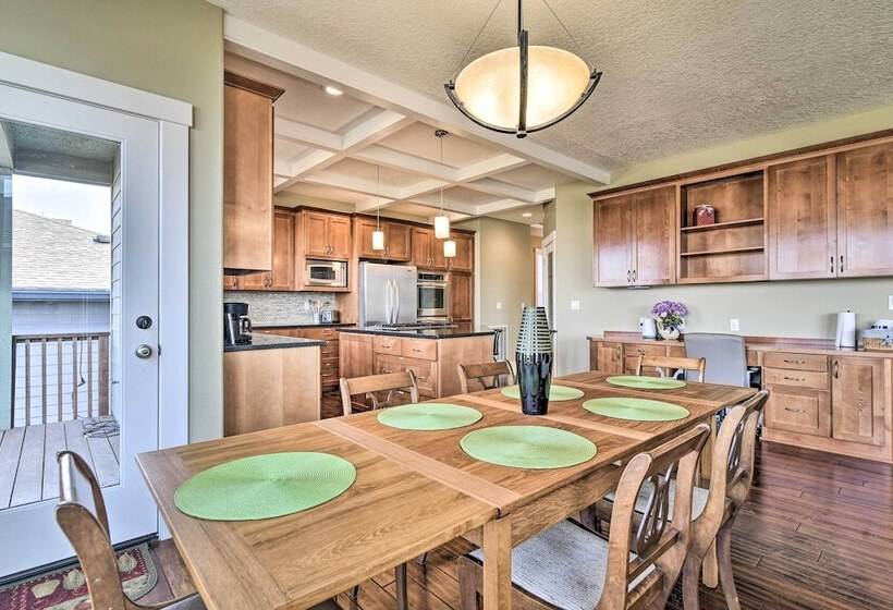 Incredible Oregon Retreat W/ Private Hot Tub!