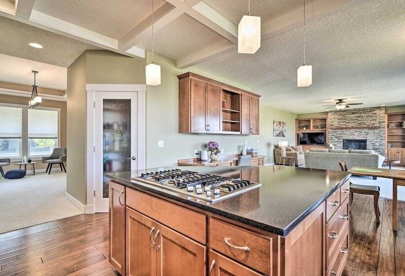 Incredible Oregon Retreat W/ Private Hot Tub!