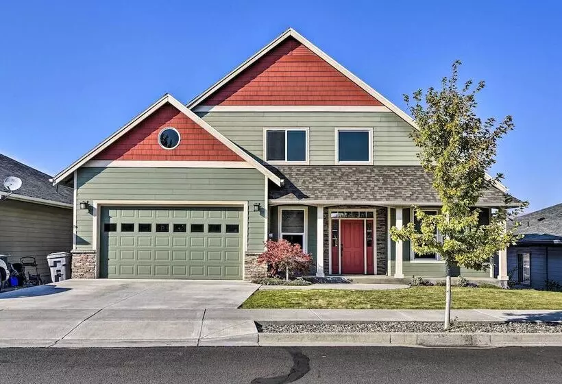 Incredible Oregon Retreat W/ Private Hot Tub!