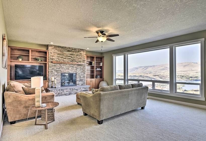 Incredible Oregon Retreat W/ Private Hot Tub!