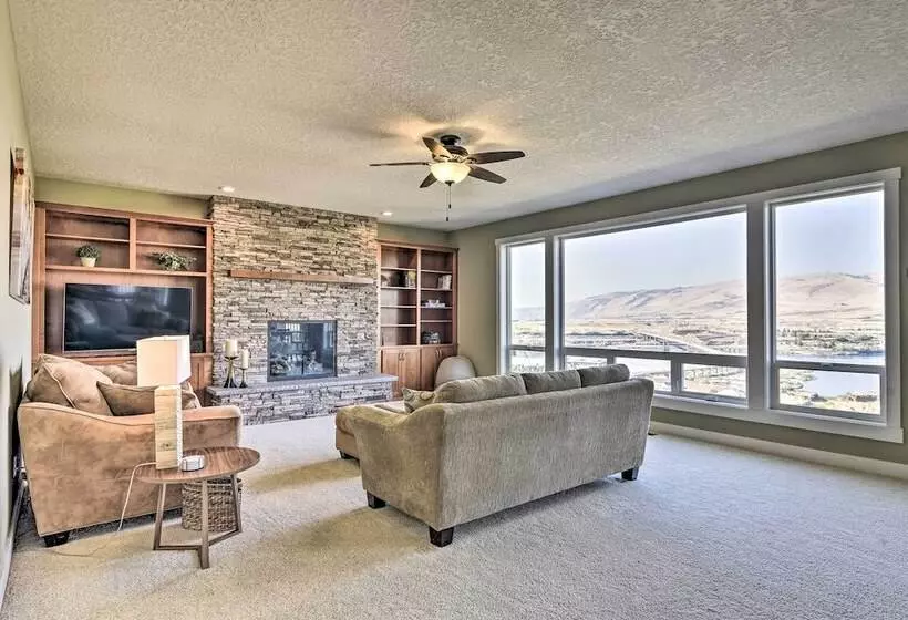 Incredible Oregon Retreat W/ Private Hot Tub!