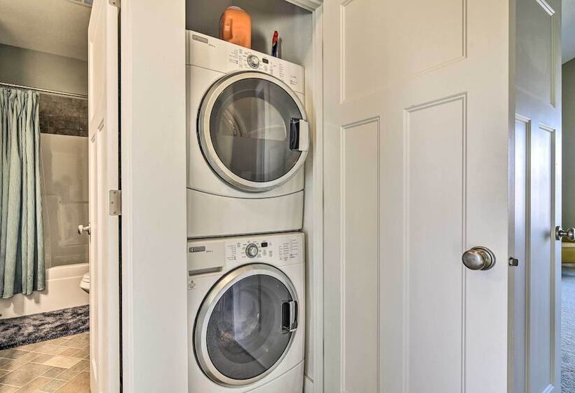 Incredible Oregon Retreat W/ Private Hot Tub!