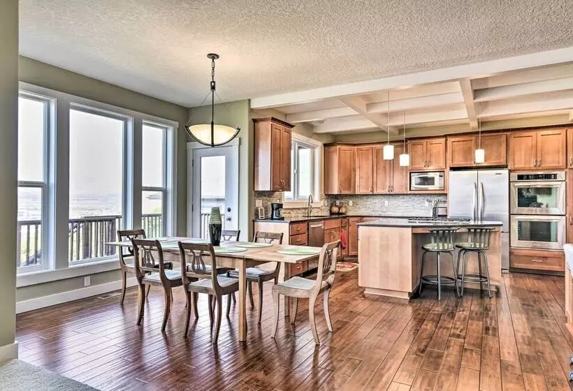 Incredible Oregon Retreat W/ Private Hot Tub!