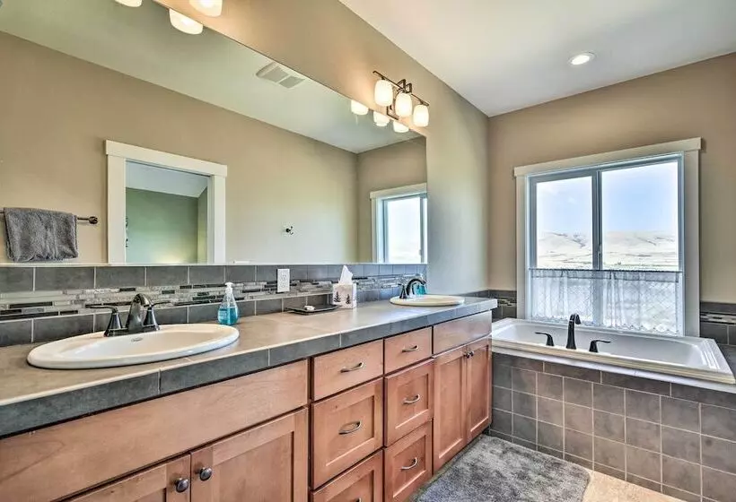 Incredible Oregon Retreat W/ Private Hot Tub!
