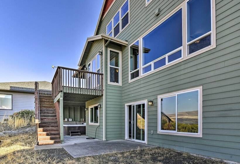 Incredible Oregon Retreat W/ Private Hot Tub!