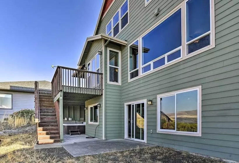 Incredible Oregon Retreat W/ Private Hot Tub!