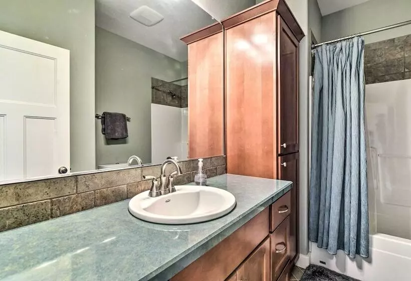 Incredible Oregon Retreat W/ Private Hot Tub!