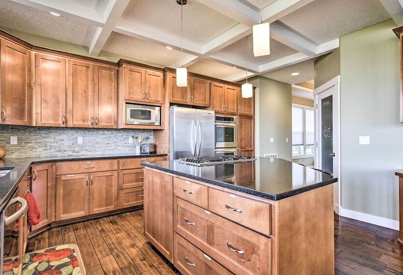 Incredible Oregon Retreat W/ Private Hot Tub!