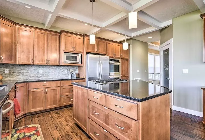 Incredible Oregon Retreat W/ Private Hot Tub!