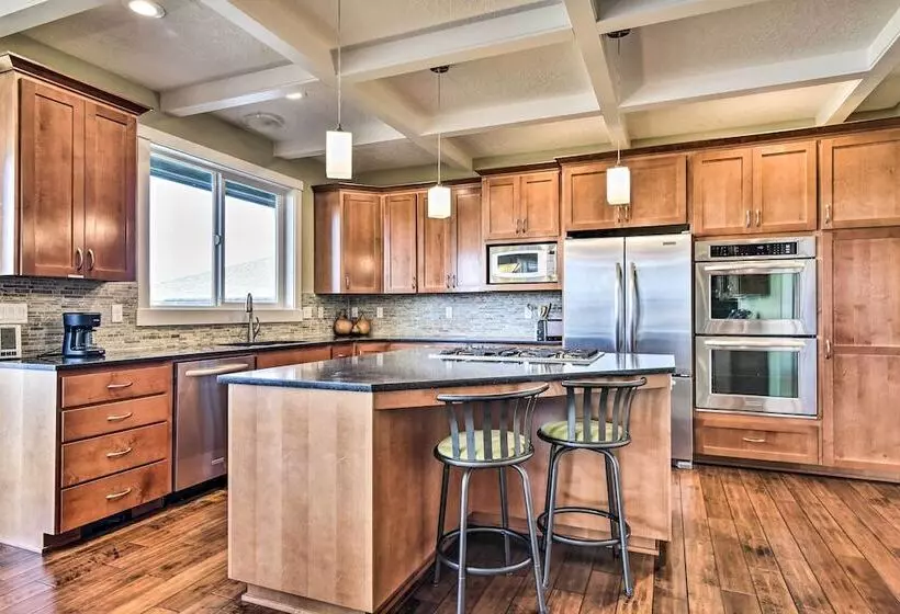 Incredible Oregon Retreat W/ Private Hot Tub!