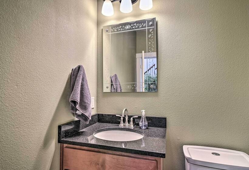 Incredible Oregon Retreat W/ Private Hot Tub!