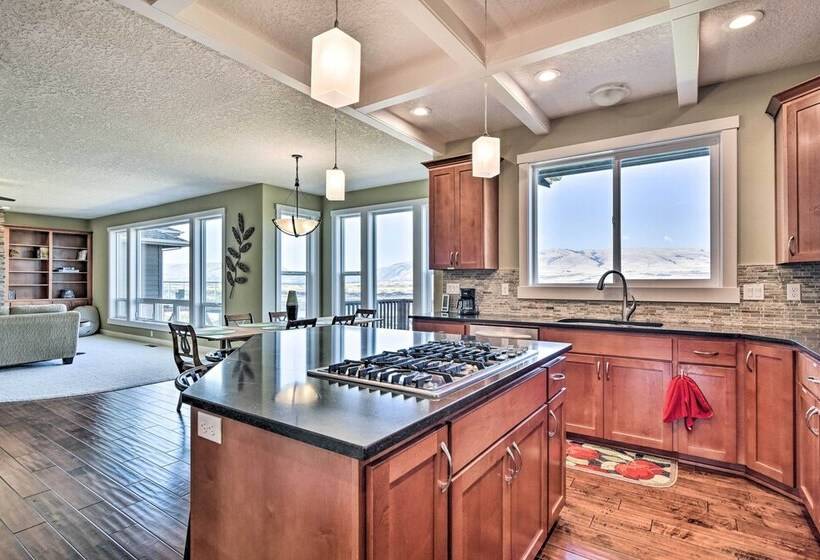 Incredible Oregon Retreat W/ Private Hot Tub!