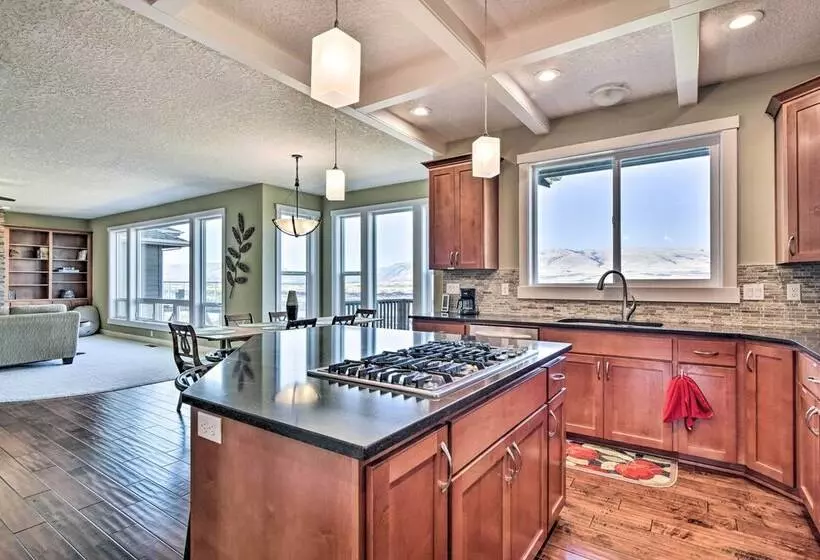 Incredible Oregon Retreat W/ Private Hot Tub!