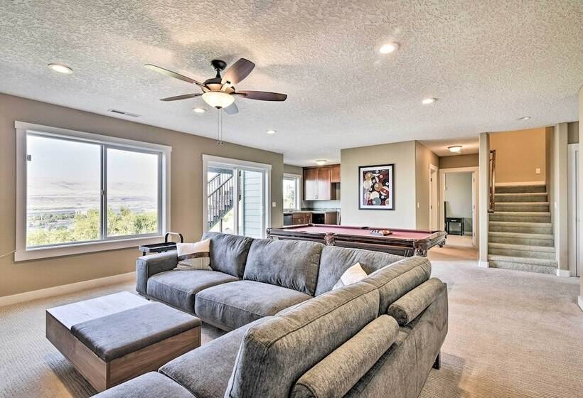 Incredible Oregon Retreat W/ Private Hot Tub!