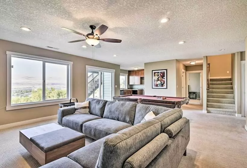 Incredible Oregon Retreat W/ Private Hot Tub!