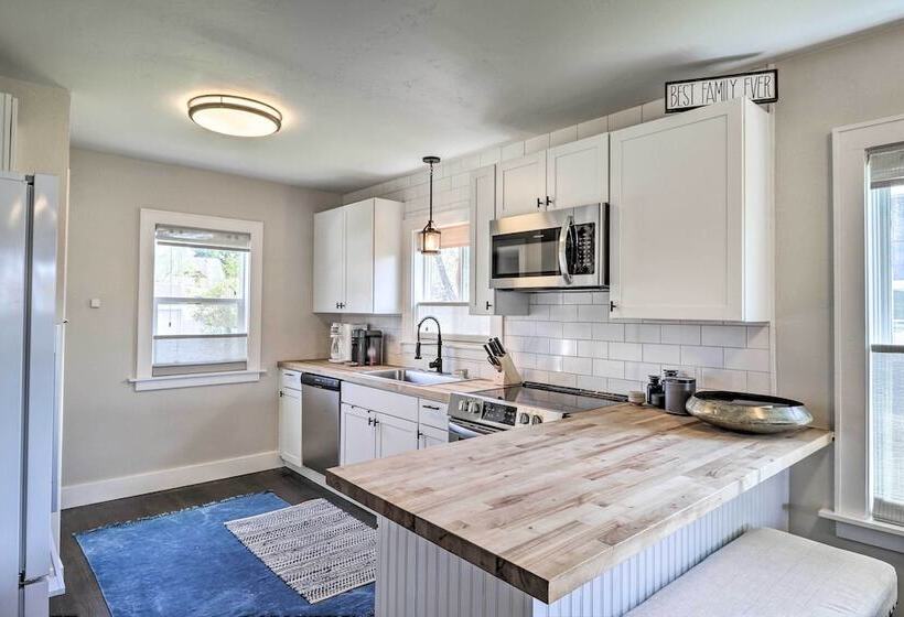 Luxe Glacier Getaway: Walk To Downtown Kalispell!