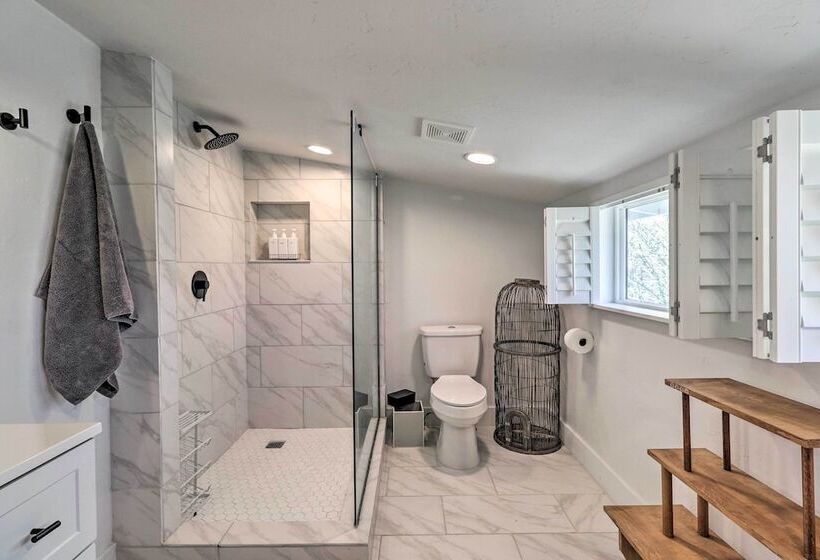 Luxe Glacier Getaway: Walk To Downtown Kalispell!