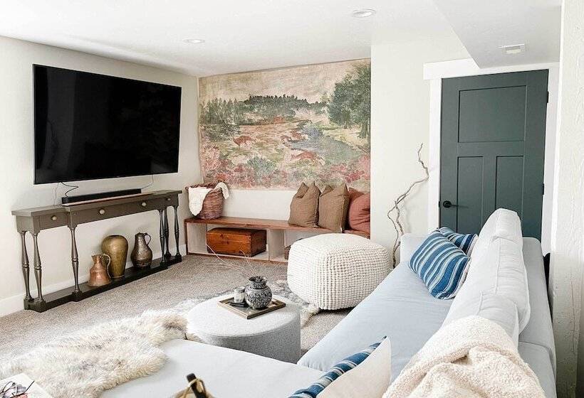 Luxe Glacier Getaway: Walk To Downtown Kalispell!