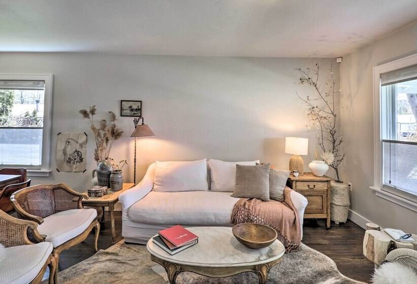 Luxe Glacier Getaway: Walk To Downtown Kalispell!