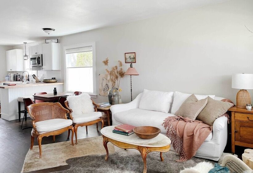 Luxe Glacier Getaway: Walk To Downtown Kalispell!