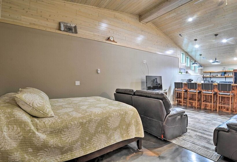 Modern Arcadia Farmhouse On 80 Acres W/ Fire Pit!