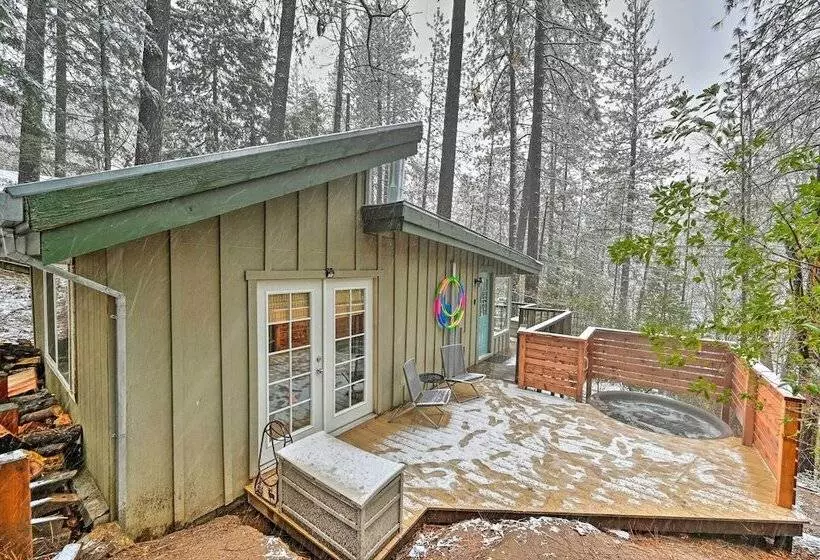 Loch Lomond Cabin W/ Hot Tub, Near Wineries!