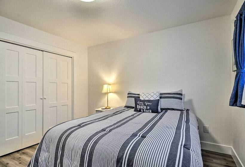 Modern Oregon House   1/2 Mi From Rockaway Beach!