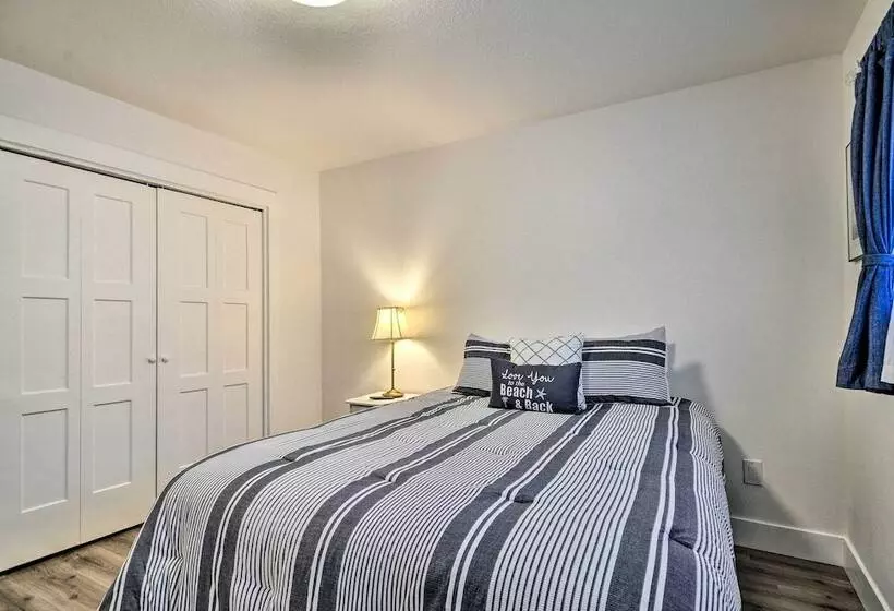Modern Oregon House   1/2 Mi From Rockaway Beach!