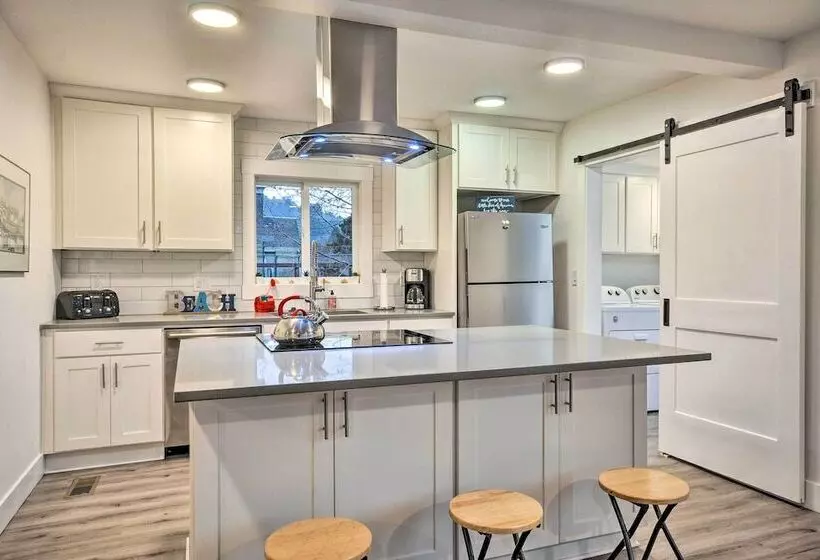 Modern Oregon House   1/2 Mi From Rockaway Beach!