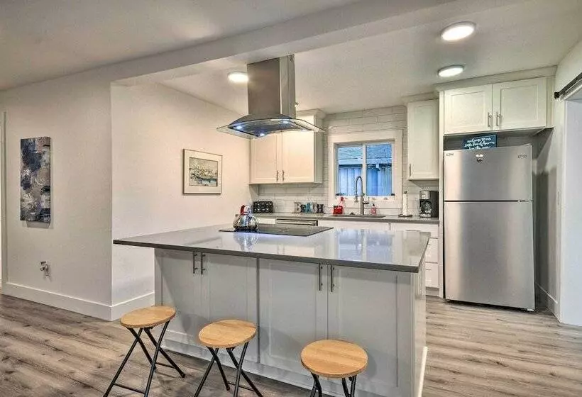 Modern Oregon House   1/2 Mi From Rockaway Beach!