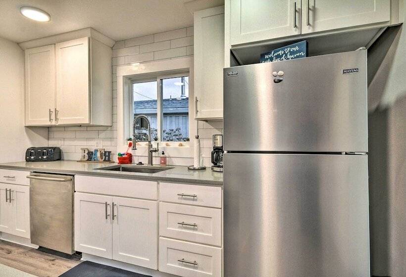 Modern Oregon House   1/2 Mi From Rockaway Beach!