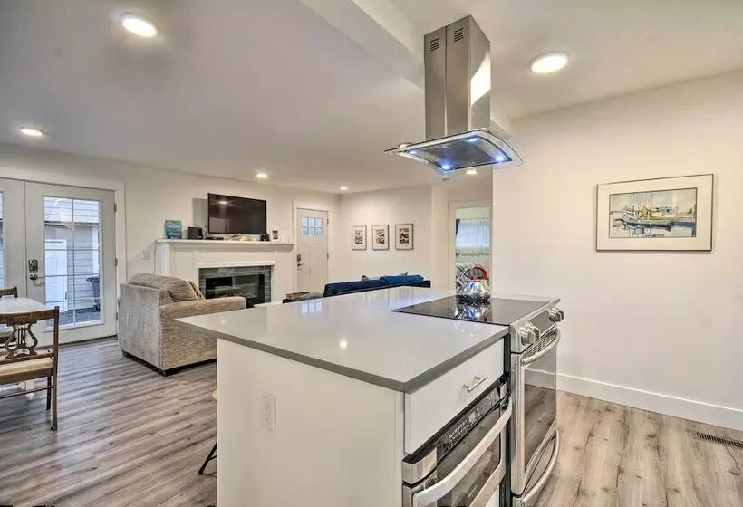 Modern Oregon House   1/2 Mi From Rockaway Beach!