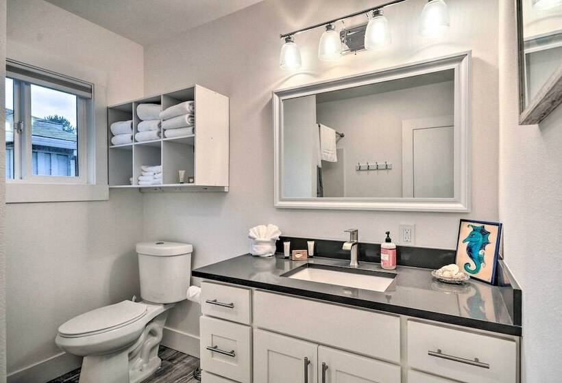 Modern Oregon House   1/2 Mi From Rockaway Beach!