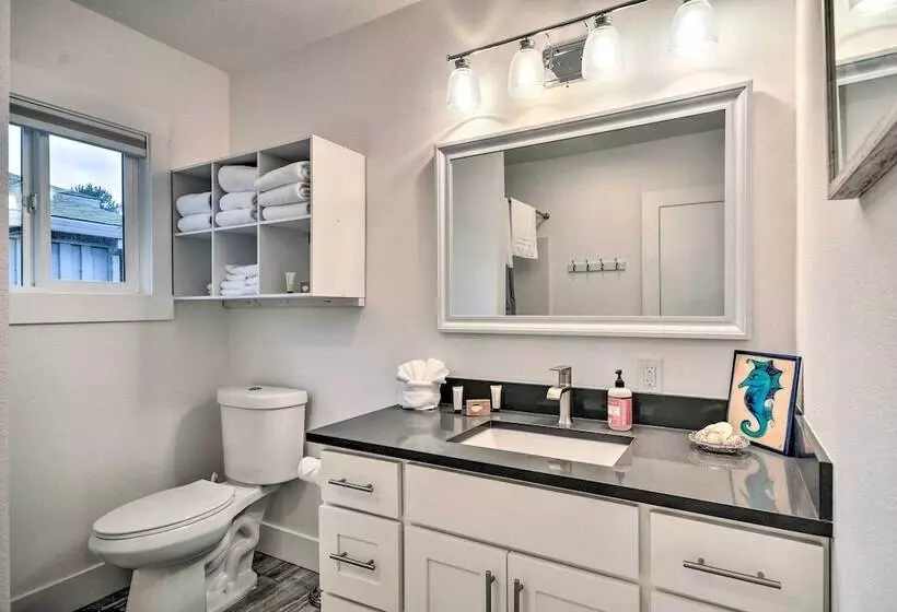 Modern Oregon House   1/2 Mi From Rockaway Beach!