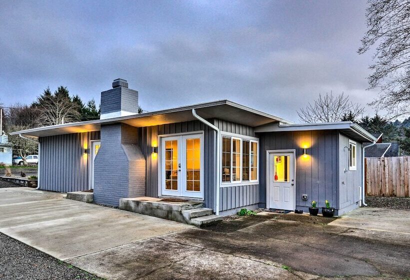 Modern Oregon House   1/2 Mi From Rockaway Beach!