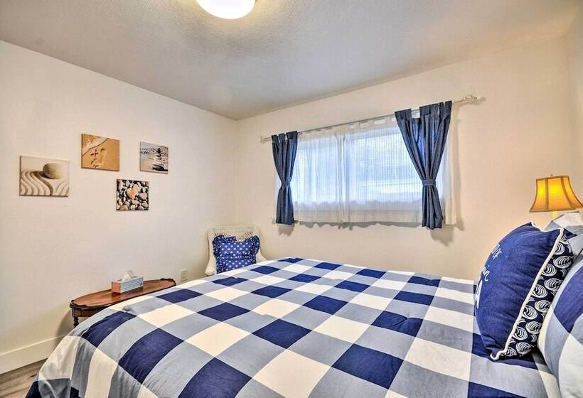 Modern Oregon House   1/2 Mi From Rockaway Beach!