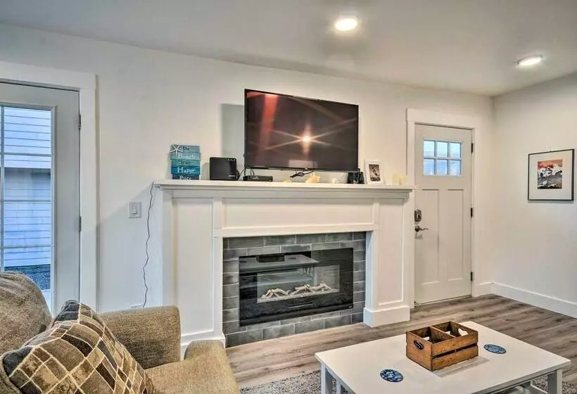Modern Oregon House   1/2 Mi From Rockaway Beach!