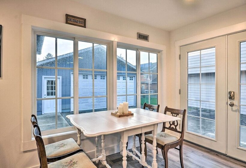 Modern Oregon House   1/2 Mi From Rockaway Beach!