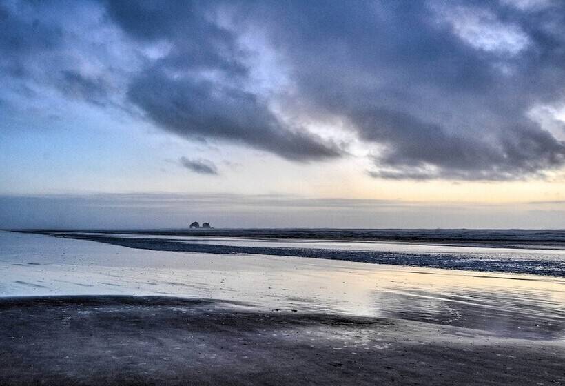 Modern Oregon House   1/2 Mi From Rockaway Beach!