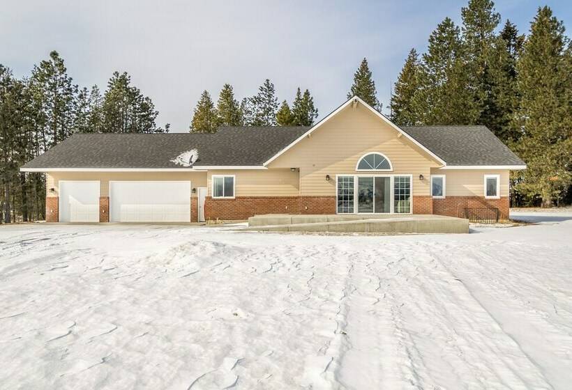 Oldtown Home W/ Private Yard + Mountain Views