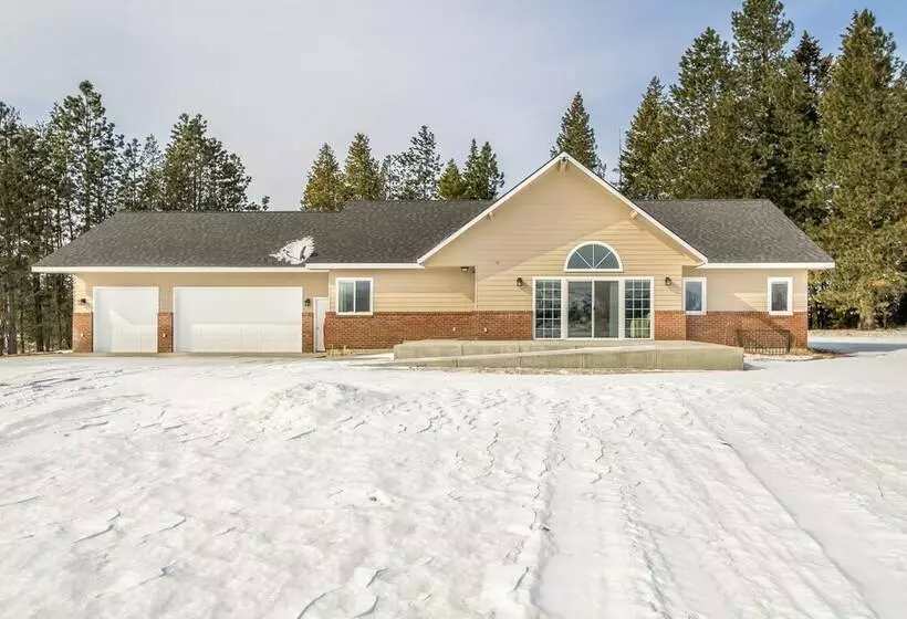 Oldtown Home W/ Private Yard + Mountain Views