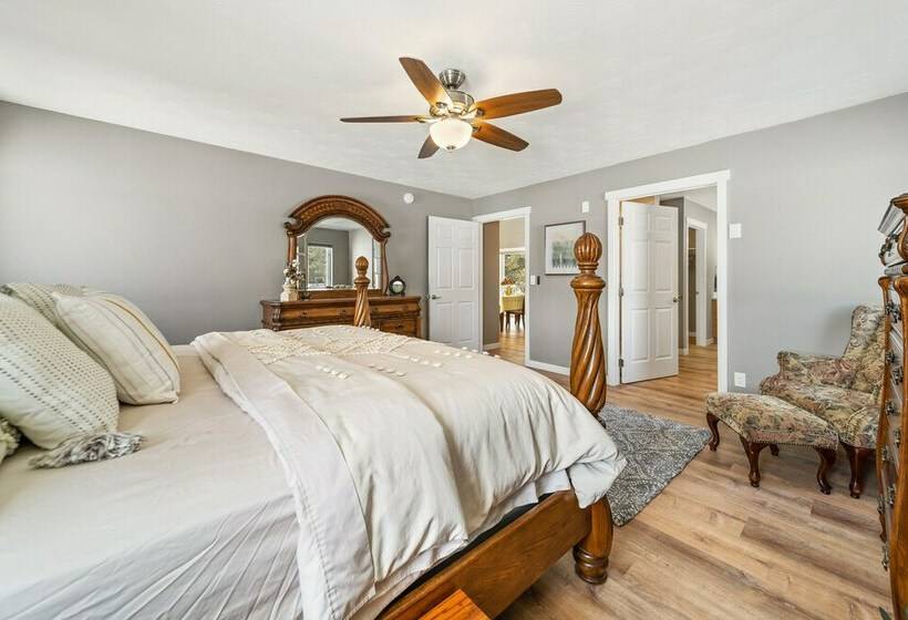 Oldtown Home W/ Private Yard + Mountain Views