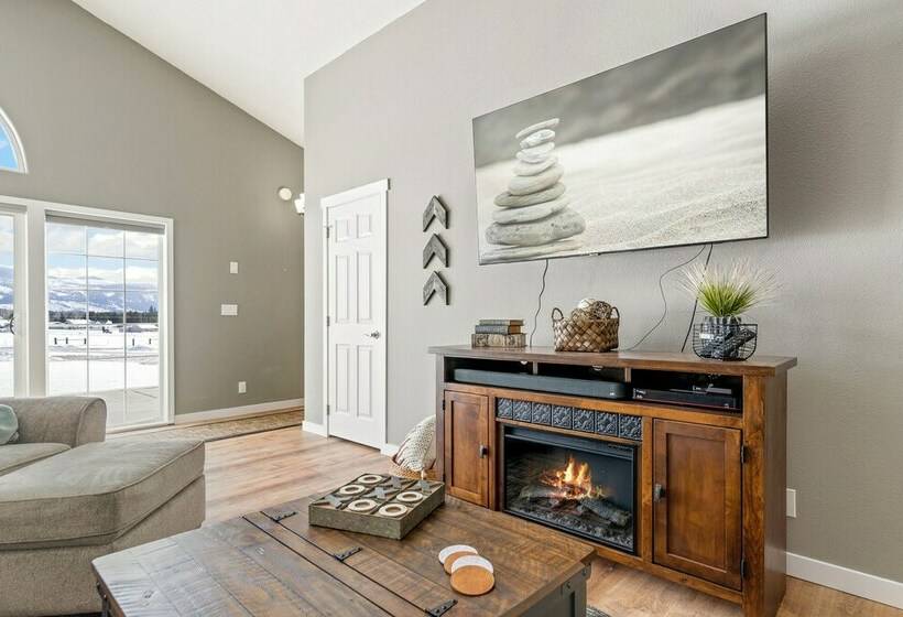 Oldtown Home W/ Private Yard + Mountain Views